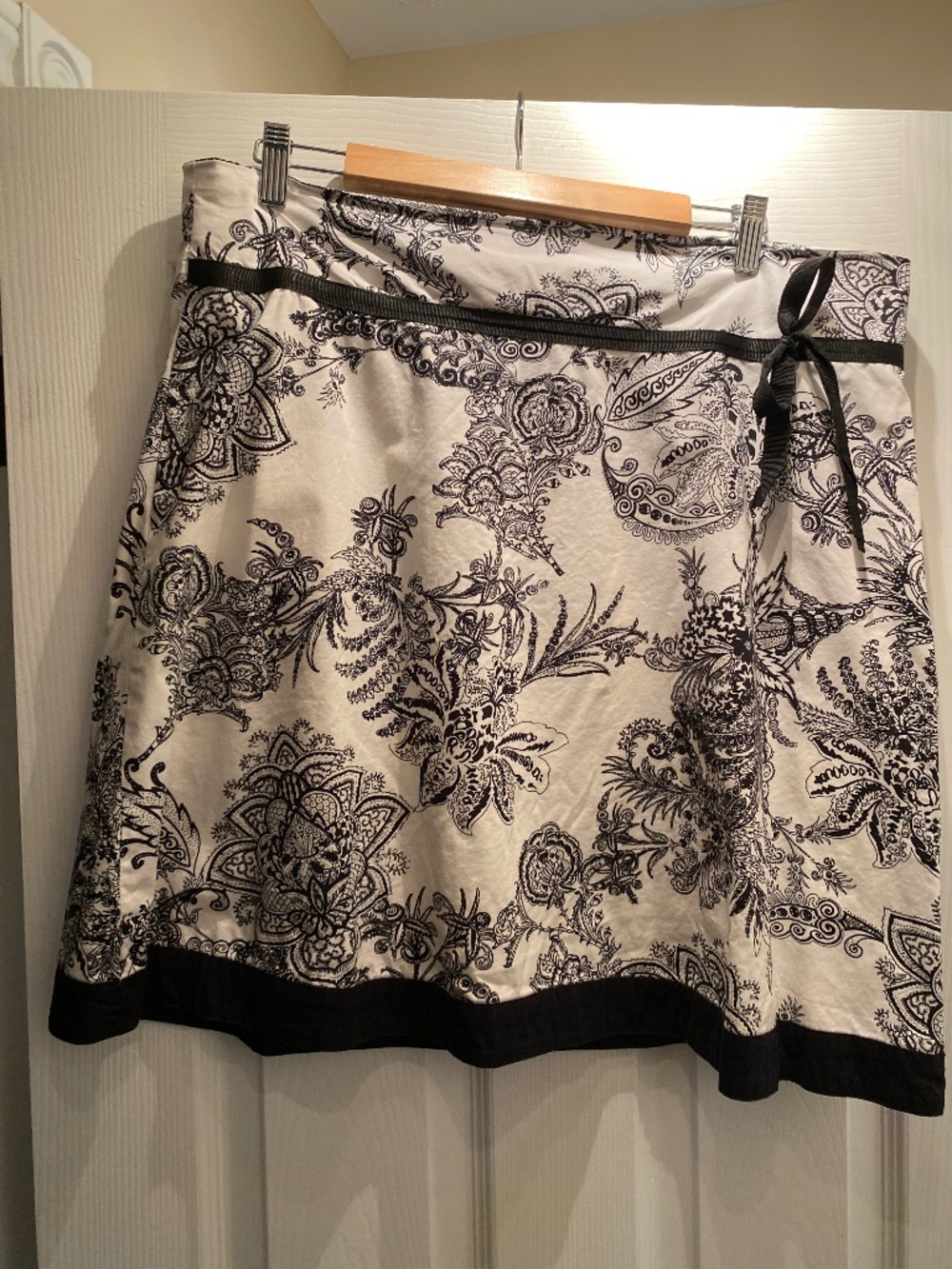 Black & White Paisley Print Knee-Length Skirt